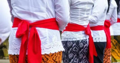 How to dress appropriately for Balinese temples: sarong rules, kebaya, modest clothing, and tips for tourists