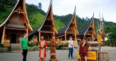Practical tips for accommodation, food, local customs and safety on the Lake Toba–Berastagi circuit