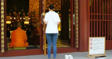 Step-by-step temple etiquette: entry procedures, behavior during rituals, photography do’s and don’ts, and interacting with clergy
