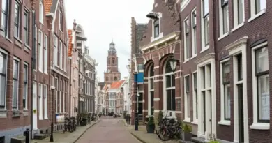 Top Historical Landmarks and Hidden Gems Along the Route: Dutch Architecture, Temples, Museums, and Photo-Worthy Spots