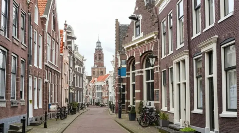 Top Historical Landmarks and Hidden Gems Along the Route: Dutch Architecture, Temples, Museums, and Photo-Worthy Spots
