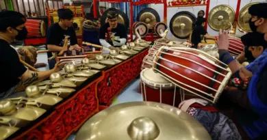 What can participants expect from a gamelan workshop — instruments, repertoire, and cultural etiquette?