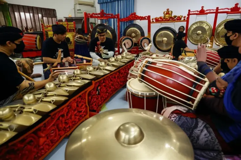 What can participants expect from a gamelan workshop — instruments, repertoire, and cultural etiquette?