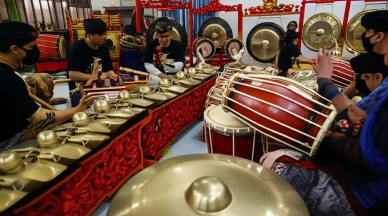 What can participants expect from a gamelan workshop — instruments, repertoire, and cultural etiquette?