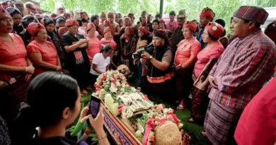What should visitors know about etiquette, dress, photography, and gift-giving during Toraja funerals