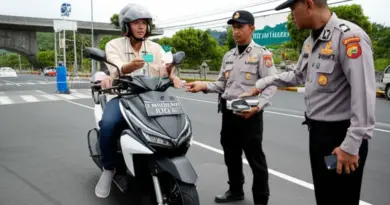 What type of license do you need to legally ride a scooter in Bali and Lombok? — International Driving Permits (IDP), Indonesian SIM C, age and license checks for tourists