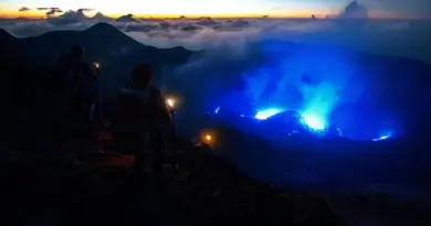 Hiking the Ijen Crater: routes, difficulty, equipment, and tips for sunrise treks and night photography of the blue fire