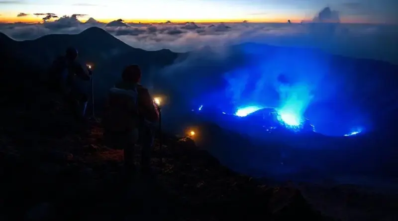 Hiking the Ijen Crater: routes, difficulty, equipment, and tips for sunrise treks and night photography of the blue fire