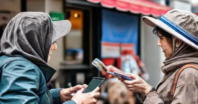 Payments for travelers and locals: cash vs cards, mobile wallets (OVO, GoPay, Dana), tipping, and typical transaction customs